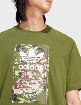 Camiseta Adidas verde con estampado militar hombre